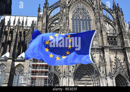 Europäische Flagge vor dem Kölner Dom Stockfoto