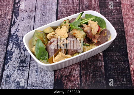 Grüne Chicken Curry mit Kokosmilch mit langen auberginen. Stockfoto