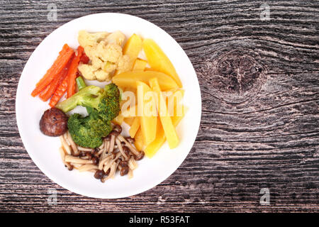 Gebratene Kartoffeln und Shimeji Pilz mit gemischtem Gemüse. Stockfoto