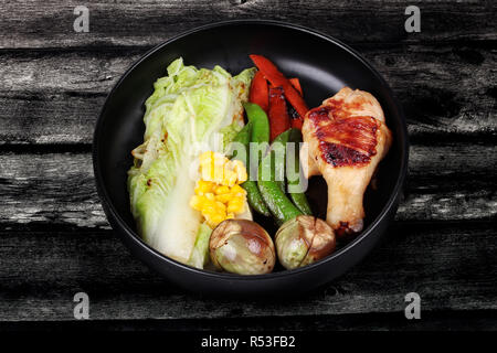 Huhn drumstick Steaks und gegrilltem Gemüse. Stockfoto