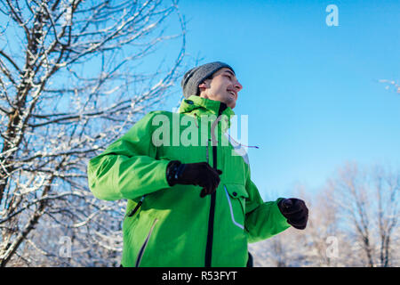 Ausführen von Athlet Mann sprinten im Winter Wald. Ausbildung außerhalb im kalten Schnee. Aktiv gesund Lifestyle Stockfoto