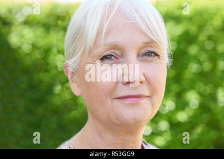 Im freien Kopf und Schultern Porträt von Ernst Senior Frau Stockfoto