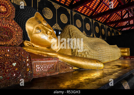 Schlafende Buddha Statue an der Freien royalty öffentlichen Tempel in Chiang Mai Thailand. Stockfoto