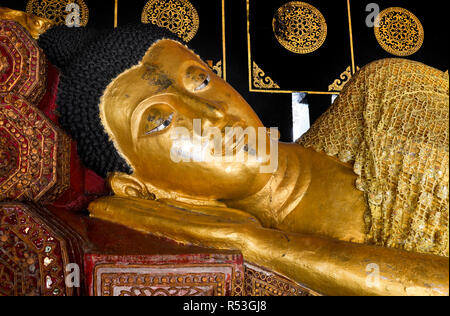 Schlafende Buddha Statue an der Freien royalty öffentlichen Tempel in Chiang Mai Thailand. Stockfoto