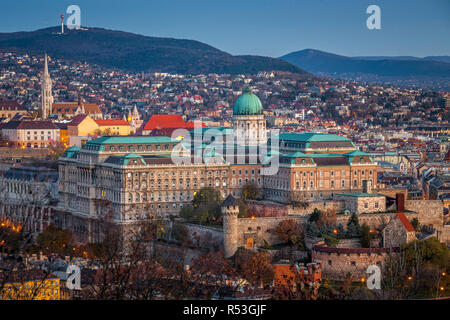 Budapest, Ungarn - Luftaufnahme des wunderschönen Buda Castle Royal Palace und der Matthiaskirche in Buda Bezirk in der Morgendämmerung Stockfoto