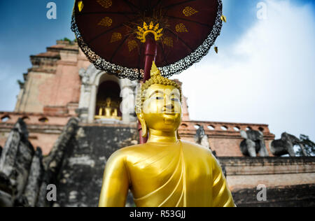 Golden Buddha Statue an der Freien royalty öffentlichen Tempel in Chiang Mai Thailand. Stockfoto