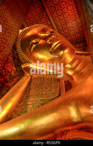 Schlafende Buddha Statue an der Freien royalty öffentlichen Tempel in Bangkok, Thailand. Stockfoto