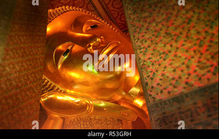 Schlafende Buddha Statue an der Freien royalty öffentlichen Tempel in Bangkok, Thailand. Stockfoto