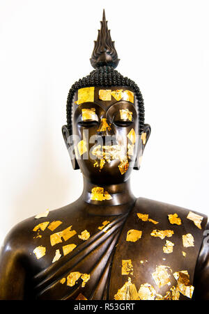 Buddha Statue an der Freien royalty öffentlichen Tempel in Thailand. Stockfoto