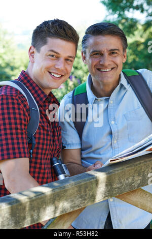 Portrait von Vater mit erwachsenen Sohn auf Spaziergang auf dem Land Stockfoto