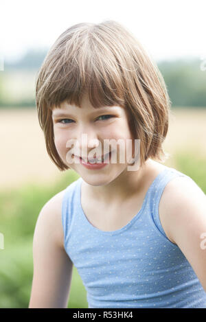 Im freien Kopf und Schultern Porträt eines Mädchens Stockfoto