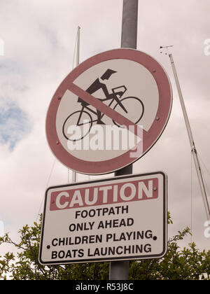 Schild Vorsicht keine Radtouren roter Kreis Fußweg nur voran gekreuzt Kinder boote Spielen starten Stockfoto