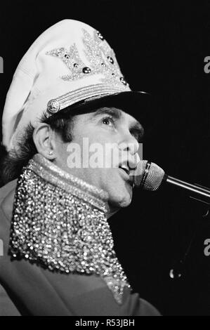 Elton John in Concert am Birmingham Odeon während seiner "Jump Up Tour". 22. November 1982. Stockfoto