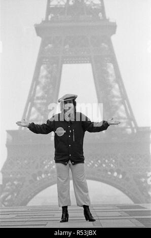 Elton John in Paris vor dem Eiffelturm. Seinen Besuch in Paris war ein Konzert zu spielen. 21. Februar 1979. Elton John dargestellt in Paris vor dem Eiffelturm. Seinen Besuch in Paris war ein Konzert zu spielen. 21. Februar 1979. Stockfoto