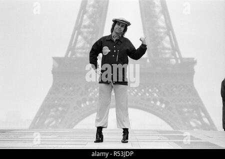 Elton John in Paris vor dem Eiffelturm. Seinen Besuch in Paris war ein Konzert zu spielen. 21. Februar 1979. Elton John dargestellt in Paris vor dem Eiffelturm. Seinen Besuch in Paris war ein Konzert zu spielen. 21. Februar 1979. Stockfoto