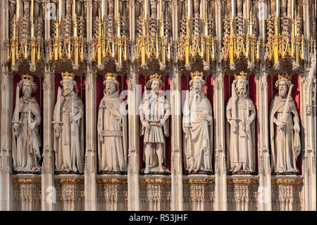 Die Könige Bildschirm Vorhang zwischen dem Kirchenschiff und der Chor in der Kathedrale von York Minster in England mit 15 Figuren der englischen Könige Stockfoto