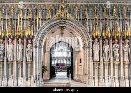 Die Könige Bildschirm Vorhang zwischen dem Kirchenschiff und der Chor in der Kathedrale von York Minster in England mit 15 Figuren der englischen Könige Stockfoto