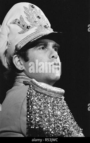 Elton John in Concert am Birmingham Odeon während seiner "Jump Up Tour". 22. November 1982. Stockfoto