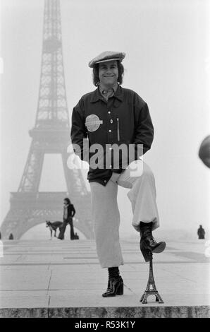 Elton John in Paris vor dem Eiffelturm. Seinen Besuch in Paris war ein Konzert zu spielen. 21. Februar 1979. Elton John dargestellt in Paris vor dem Eiffelturm. Seinen Besuch in Paris war ein Konzert zu spielen. 21. Februar 1979. Stockfoto