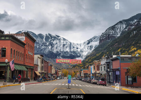 Colorado Avenue in Telluride mit Blick auf die Berge San Joan Stockfoto