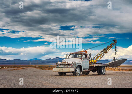 Alte Pickup Truck mit einem Objekt ähnlich UFO in Rachel, Nevada Stockfoto