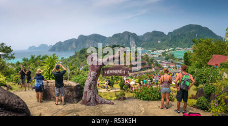 Touristen genießen Panoramablick über Koh Phi Phi Island in Thailan Stockfoto