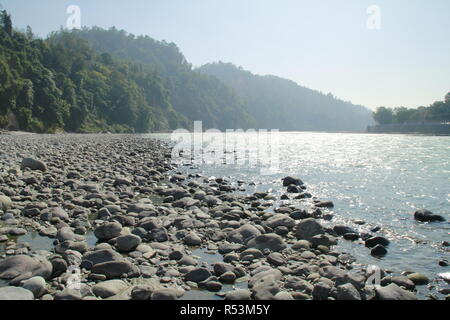 Leben in Rishikesh am Ufer des Flusses Ganga Stockfoto