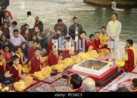 Die Ganga Aarti am Paramarth Niketan, Rishikesh Stockfoto