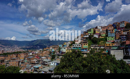 Panorama der bunten Häuser in der Comuna 13 in Medellin, Kolumbien Stockfoto
