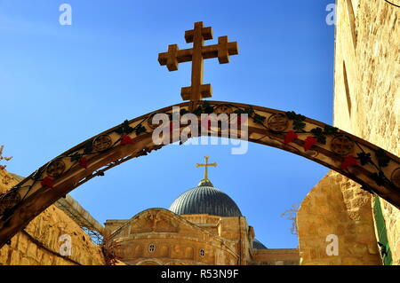 Jerusalem - Bogen mit Kreuz, an der 9. Station der Via Dolorosa hier Jesus zum dritten Mal fiel Stockfoto