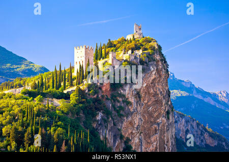 Arco Burg auf hohen Felsen anzeigen Stockfoto