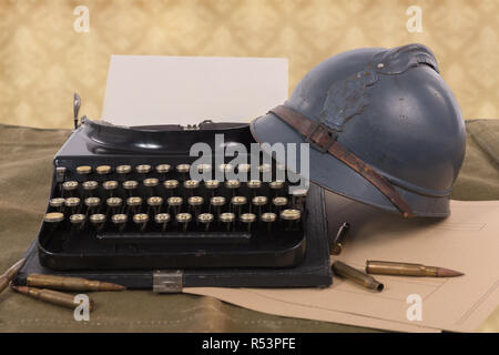 Beim französischen Militär Helm aus dem Ersten Weltkrieg die alte Schreibmaschine Stockfoto