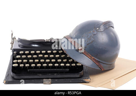 Beim französischen Militär Helm aus dem Ersten Weltkrieg die alte Schreibmaschine Stockfoto