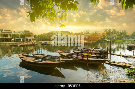 Boote aus Holz auf dem Thu Bon Fluss in der Alten Stadt Hoi An, Vietnam Stockfoto