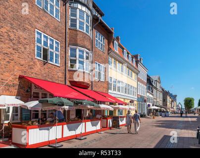 Geschäfte und Cafés an der Strandgade im Zentrum der Altstadt, Helsingør (Elsinore), Seeland, Dänemark Stockfoto