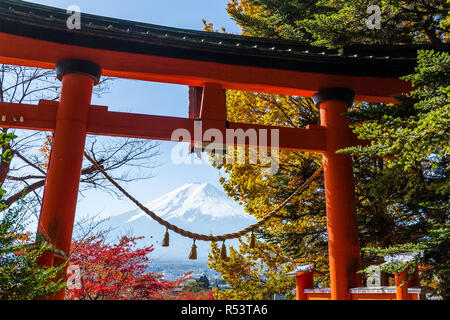 Mount Fuji und Chureito Pagode Stockfoto