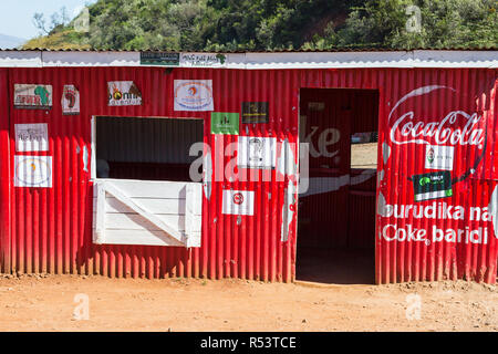 Red shop in Afrika auf dem Land Stockfoto