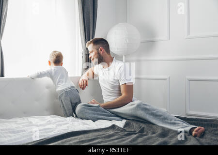 Vater mit seinem Sohn aus dem Fenster Stockfoto