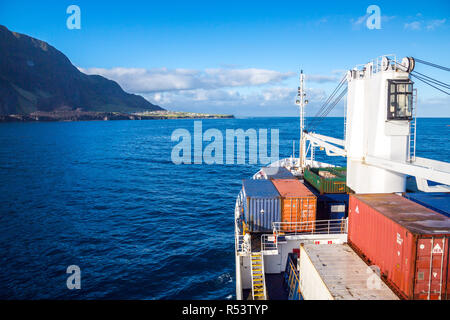 Ein Frachtschiff Anreise nach Edinburgh der Sieben Meere, der Haupt- und einzige Stadt (Abrechnung) von Tristan da Cunha Insel, britisches Überseegebiet. Stockfoto