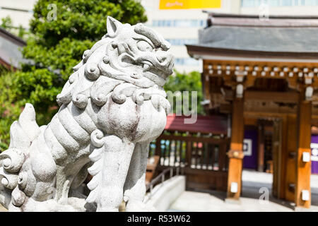 Japanischen Tempel und Lion Statue Stockfoto