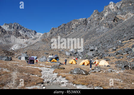 Eine wilde Campingplatz im hohen Himalaya der östlichen Nepal Stockfoto