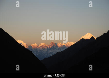 Makalu von einem hohen Punkt der Arun Tal der östlichen Nepal gesehen Stockfoto