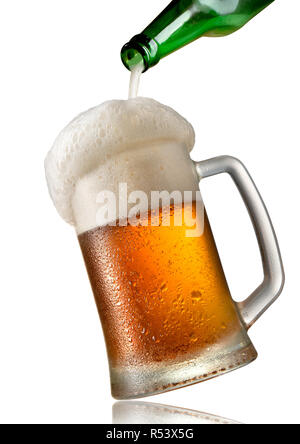 Bier in Becher Stockfoto