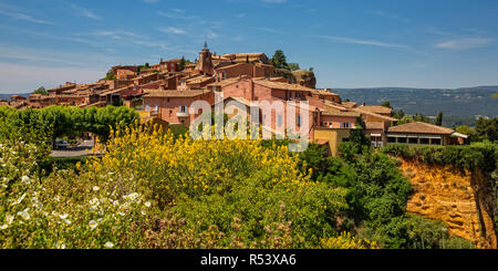 Das kleine Dorf Roussillon. Landschaft mit Häusern im historischen Ocker Dorf Roussillon, Provence, Luberon, Vaucluse, Frankreich Stockfoto