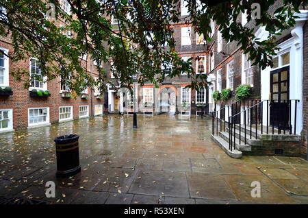 Pumpe, inneren Tempel, Central London, England, UK. Im Regen, November Stockfoto