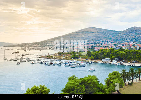 Hafen von Trogir. Adria Küste und ein beliebtes Touristenziel. Kroatien. Stockfoto