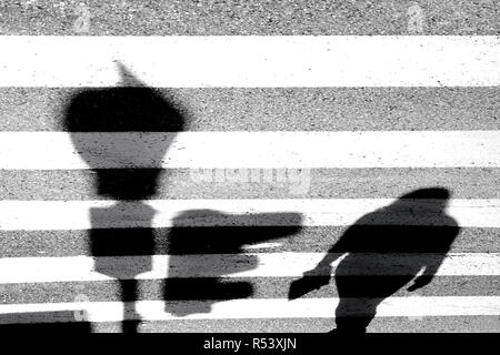 Verschwommene Schatten einer Fußgängerampel die Straße der Stadt Stockfoto