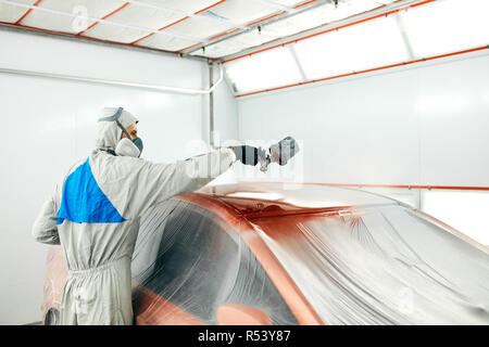 Auto Maler in Arbeitsschutzausrüstungen und Beatmungsgerät Lackierung Karosserie Lackierung Kammer Stockfoto