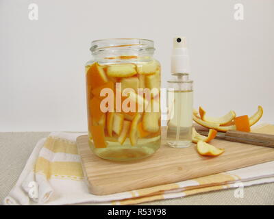 Ökologische orange Cleaner mit Orangenschale und Essig in die Sprühflasche Stockfoto