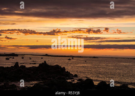 Lange Exposition von Himmel, Meer und Quai in Guernsey Stockfoto